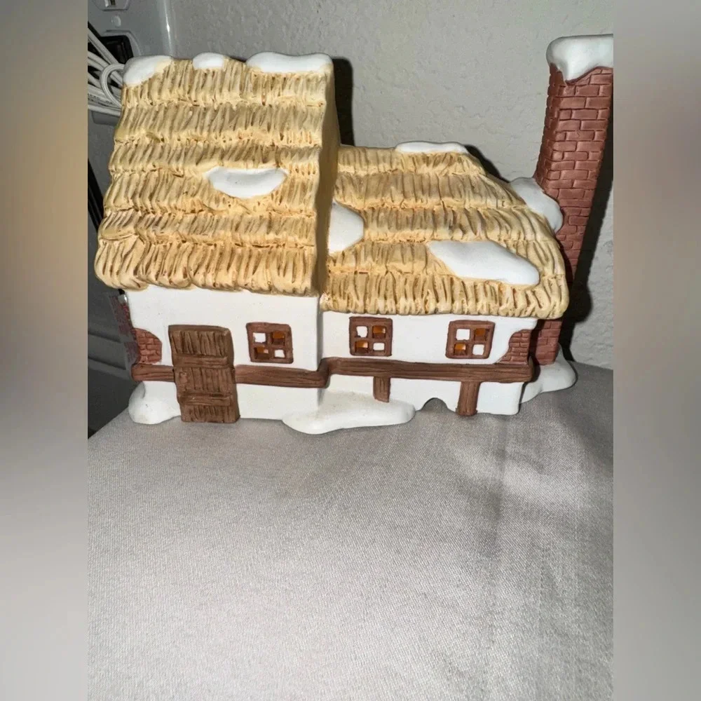 Seymour Mann Christmas Carol Collectibles Lighted Cratchits House
